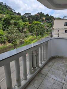 Prédio comercial e residencial de 2 andares na Av. Barão do Rio Branco