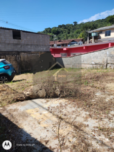 Terreno plano e murado pronto para construir medindo 132m² no bairro Bingen