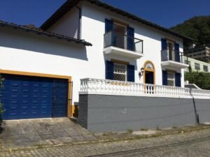 Ótima casa com excelente localização medindo 231m², no Valparaíso