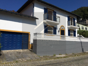 Ótima casa com excelente localização medindo 231m², no Valparaíso