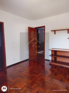 Ótima casa com excelente localização medindo 231m², no Valparaíso