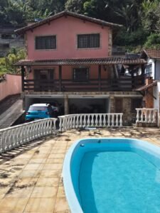 Linda casa em 2 pavimentos na Vila Militar Petrópolis, RJ