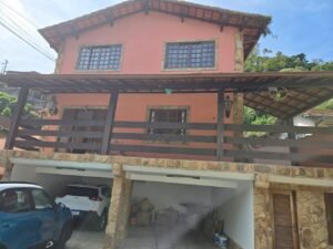 Linda casa em 2 pavimentos na Vila Militar Petrópolis, RJ