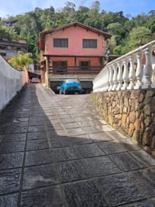 Linda casa em 2 pavimentos na Vila Militar Petrópolis, RJ