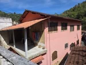 Linda casa em 2 pavimentos na Vila Militar Petrópolis, RJ