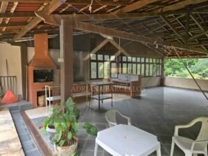 Linda Casa em 2 pavimentos com uma área edificada de 378,42 M² em Araras, Petrópolis, RJ