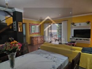 Linda Casa em 2 pavimentos com uma área edificada de 378,42 M² em Araras, Petrópolis, RJ