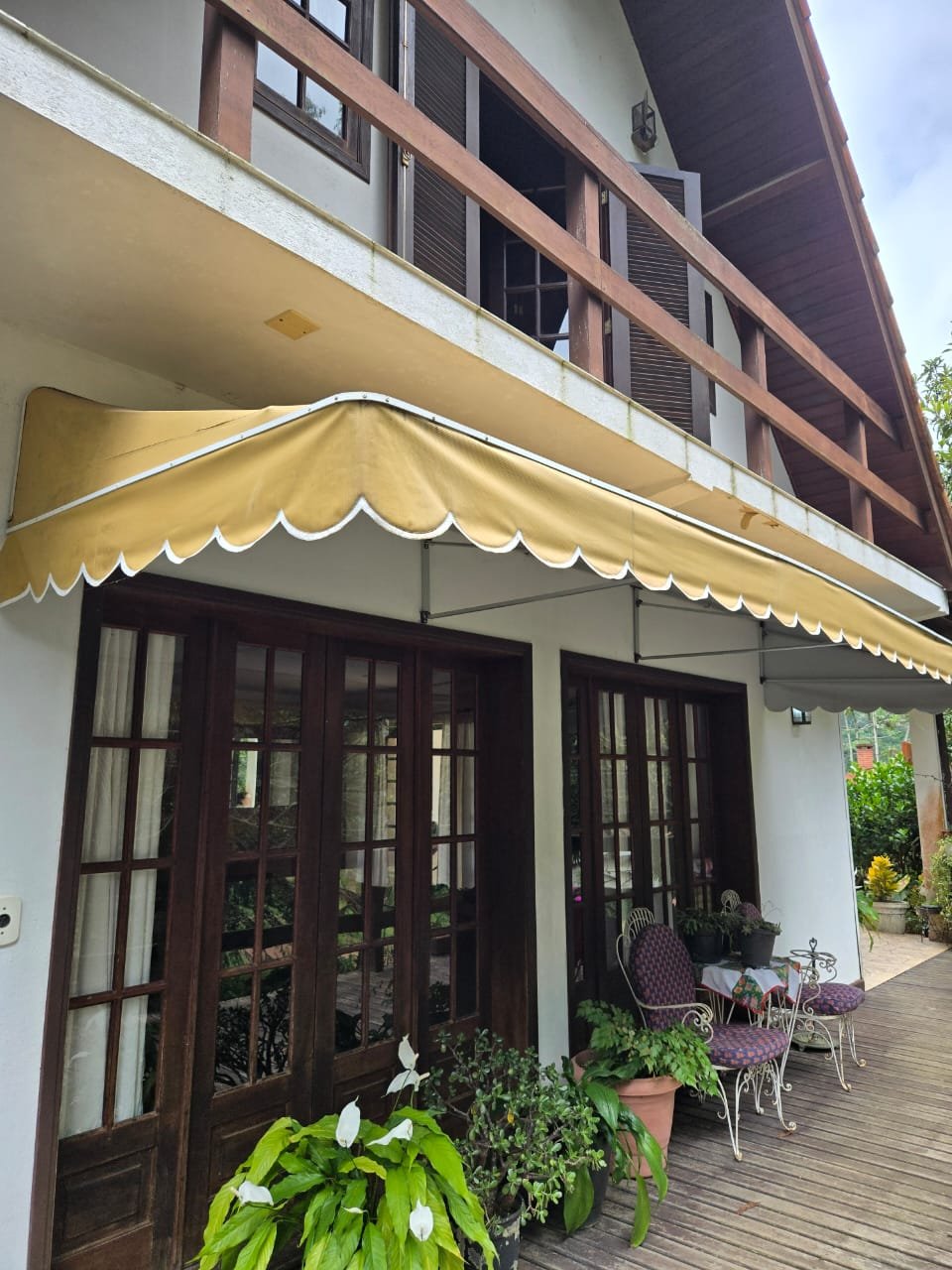 Linda Casa em 2 pavimentos com uma área edificada de 378,42 M² em Araras, Petrópolis, RJ