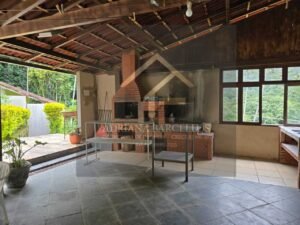 Linda Casa em 2 pavimentos com uma área edificada de 378,42 M² em Araras, Petrópolis, RJ
