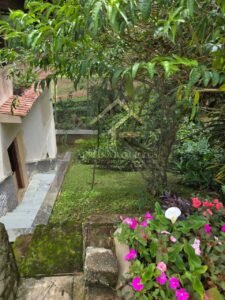 Linda Casa em 2 pavimentos com uma área edificada de 378,42 M² em Araras, Petrópolis, RJ