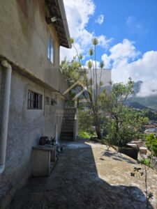 2 Casas muradas e independentes com quintal, podendo expandir, no bairro Chácara Flora, Petrópolis RJ