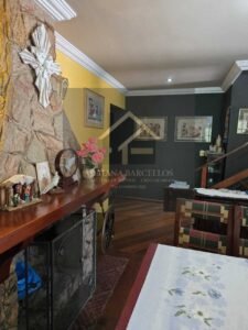 Linda Casa em 2 pavimentos com uma área edificada de 378,42 M² em Araras, Petrópolis, RJ