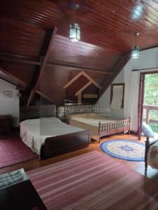 Linda Casa em 2 pavimentos com uma área edificada de 378,42 M² em Araras, Petrópolis, RJ
