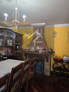 Linda Casa em 2 pavimentos com uma área edificada de 378,42 M² em Araras, Petrópolis, RJ
