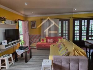 Linda Casa em 2 pavimentos com uma área edificada de 378,42 M² em Araras, Petrópolis, RJ