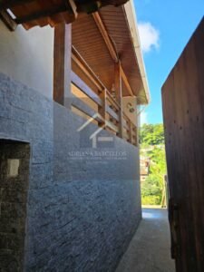 2 Casas muradas e independentes com quintal, podendo expandir, no bairro Chácara Flora, Petrópolis RJ