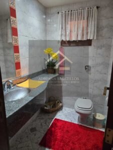 Linda Casa em 2 pavimentos com uma área edificada de 378,42 M² em Araras, Petrópolis, RJ