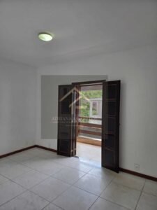 2 Casas muradas e independentes com quintal, podendo expandir, no bairro Chácara Flora, Petrópolis RJ
