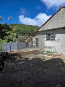 2 Casas muradas e independentes com quintal, podendo expandir, no bairro Chácara Flora, Petrópolis RJ