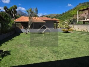 Excelente casa linear, beira de rua com 525 M² de área total em Itaipava, Petrópolis, RJ