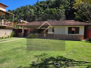 Excelente casa linear, beira de rua com 525 M² de área total em Itaipava, Petrópolis, RJ