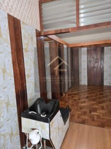 Excelente sala comercial à venda situada na Rua Irmãos D’Ângelo no Centro de Petrópolis, RJ