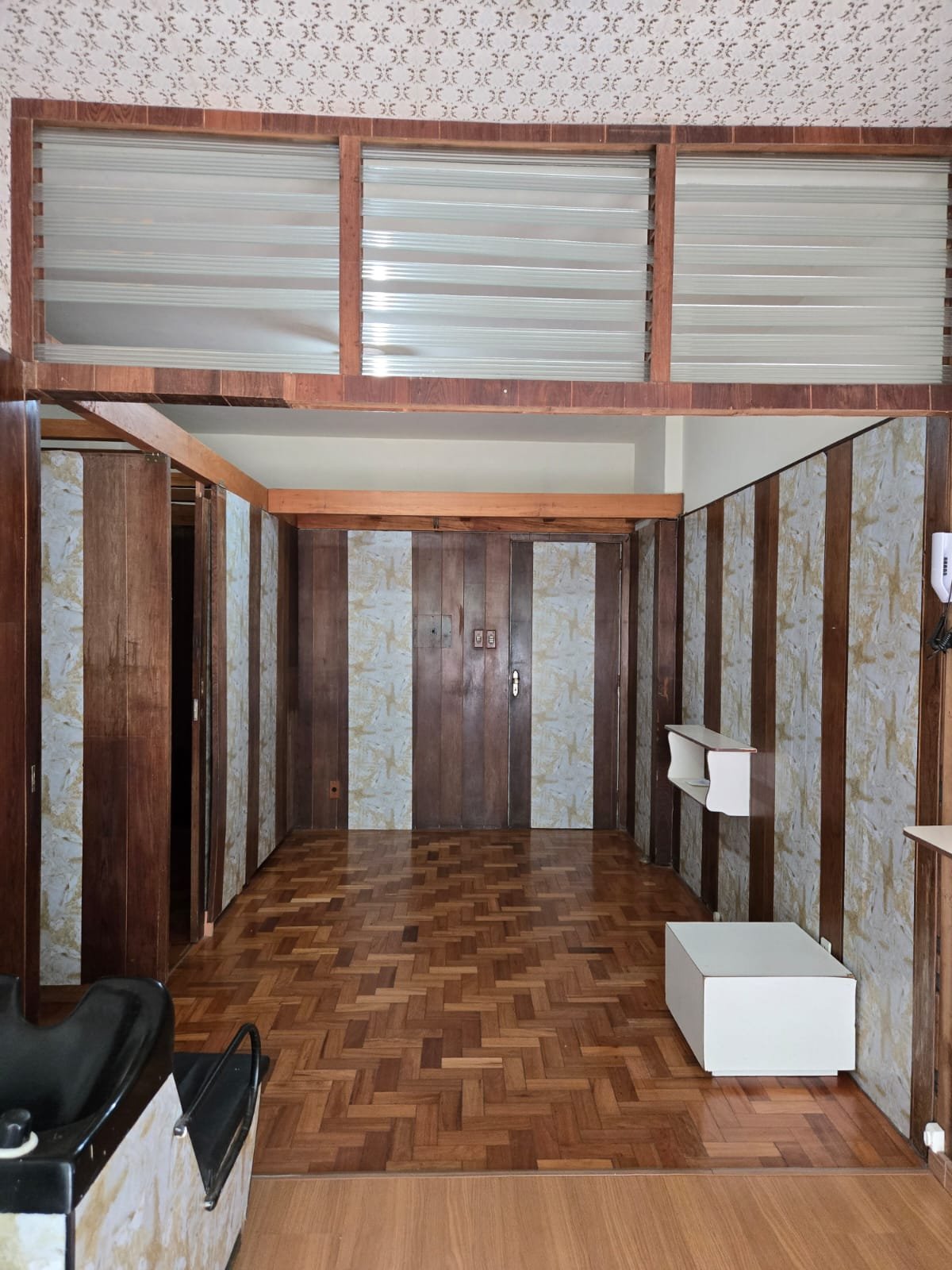 Excelente sala comercial à venda situada na Rua Irmãos D’Ângelo no Centro de Petrópolis, RJ