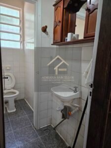 Excelente sala comercial à venda situada na Rua Irmãos D’Ângelo no Centro de Petrópolis, RJ