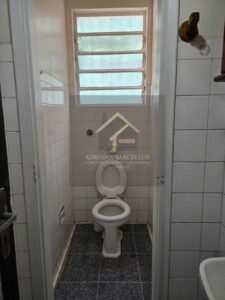 Excelente sala comercial à venda situada na Rua Irmãos D’Ângelo no Centro de Petrópolis, RJ