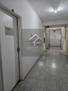 Excelente sala comercial à venda situada na Rua Irmãos D’Ângelo no Centro de Petrópolis, RJ