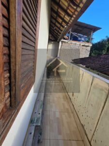 Prédio de 3 andares com 5 apartamentos, sendo 3 apartamentos estão alugados, no bairro Jardim Salvador, Petrópolis, RJ