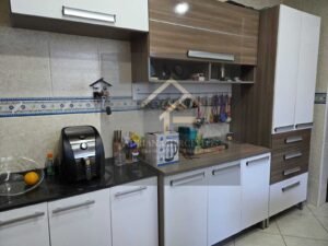 Prédio de 3 andares com 5 apartamentos, sendo 3 apartamentos estão alugados, no bairro Jardim Salvador, Petrópolis, RJ