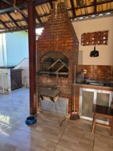 Prédio de 3 andares com 5 apartamentos, sendo 3 apartamentos estão alugados, no bairro Jardim Salvador, Petrópolis, RJ