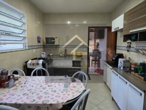 Prédio de 3 andares com 5 apartamentos, sendo 3 apartamentos estão alugados, no bairro Jardim Salvador, Petrópolis, RJ