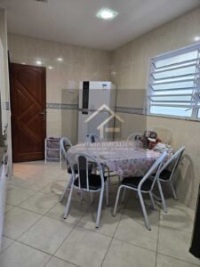 Prédio de 3 andares com 5 apartamentos, sendo 3 apartamentos estão alugados, no bairro Jardim Salvador, Petrópolis, RJ