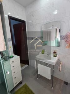 Prédio de 3 andares com 5 apartamentos, sendo 3 apartamentos estão alugados, no bairro Jardim Salvador, Petrópolis, RJ