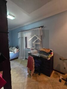 Prédio de 3 andares com 5 apartamentos, sendo 3 apartamentos estão alugados, no bairro Jardim Salvador, Petrópolis, RJ