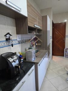 Prédio de 3 andares com 5 apartamentos, sendo 3 apartamentos estão alugados, no bairro Jardim Salvador, Petrópolis, RJ