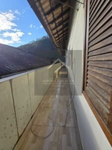 Prédio de 3 andares com 5 apartamentos, sendo 3 apartamentos estão alugados, no bairro Jardim Salvador, Petrópolis, RJ