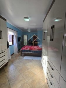 Prédio de 3 andares com 5 apartamentos, sendo 3 apartamentos estão alugados, no bairro Jardim Salvador, Petrópolis, RJ