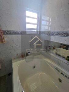 Prédio de 3 andares com 5 apartamentos, sendo 3 apartamentos estão alugados, no bairro Jardim Salvador, Petrópolis, RJ