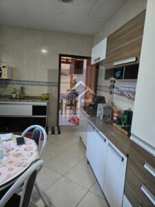 Prédio de 3 andares com 5 apartamentos, sendo 3 apartamentos estão alugados, no bairro Jardim Salvador, Petrópolis, RJ