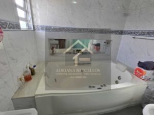 Prédio de 3 andares com 5 apartamentos, sendo 3 apartamentos estão alugados, no bairro Jardim Salvador, Petrópolis, RJ
