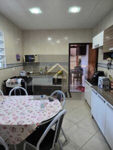 Prédio de 3 andares com 5 apartamentos, sendo 3 apartamentos estão alugados, no bairro Jardim Salvador, Petrópolis, RJ