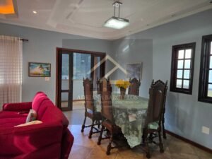 Prédio de 3 andares com 5 apartamentos, sendo 3 apartamentos estão alugados, no bairro Jardim Salvador, Petrópolis, RJ