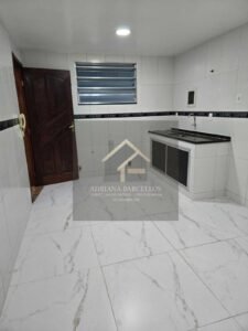 Prédio de 3 andares com 5 apartamentos, sendo 3 apartamentos estão alugados, no bairro Jardim Salvador, Petrópolis, RJ
