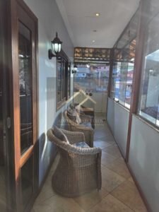 Prédio de 3 andares com 5 apartamentos, sendo 3 apartamentos estão alugados, no bairro Jardim Salvador, Petrópolis, RJ