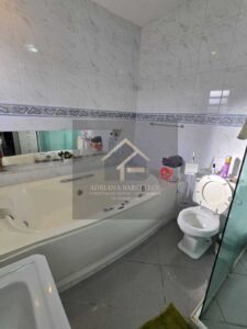 Prédio de 3 andares com 5 apartamentos, sendo 3 apartamentos estão alugados, no bairro Jardim Salvador, Petrópolis, RJ