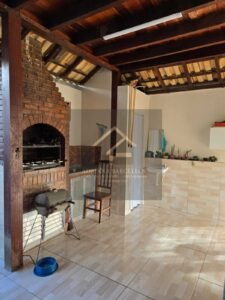 Prédio de 3 andares com 5 apartamentos, sendo 3 apartamentos estão alugados, no bairro Jardim Salvador, Petrópolis, RJ