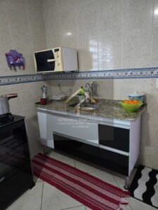 Prédio de 3 andares com 5 apartamentos, sendo 3 apartamentos estão alugados, no bairro Jardim Salvador, Petrópolis, RJ